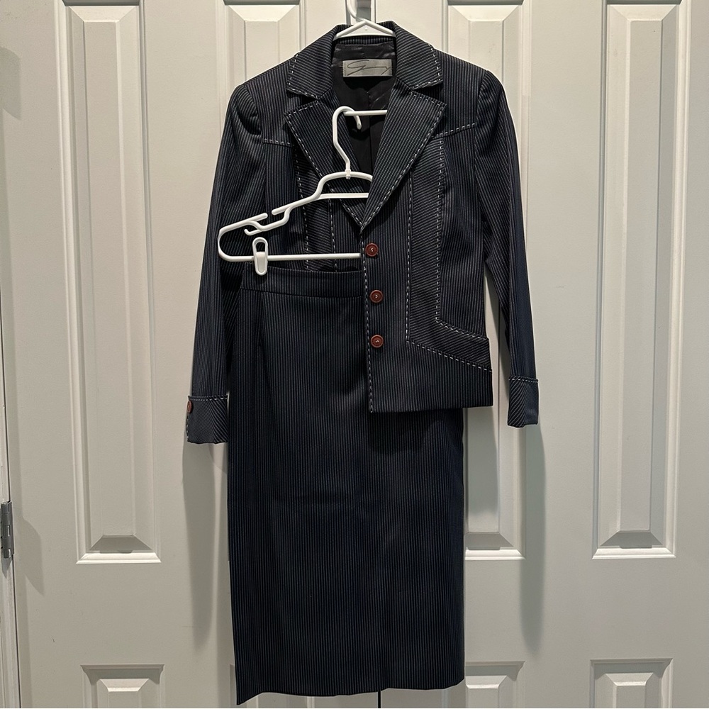 Genny Moda S.P.A. Ancona Pinstripe Beautiful Details Italian Business Suit
